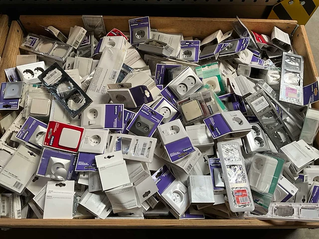 Mix pallet schakelmateriaal - afbeelding 1 van  6