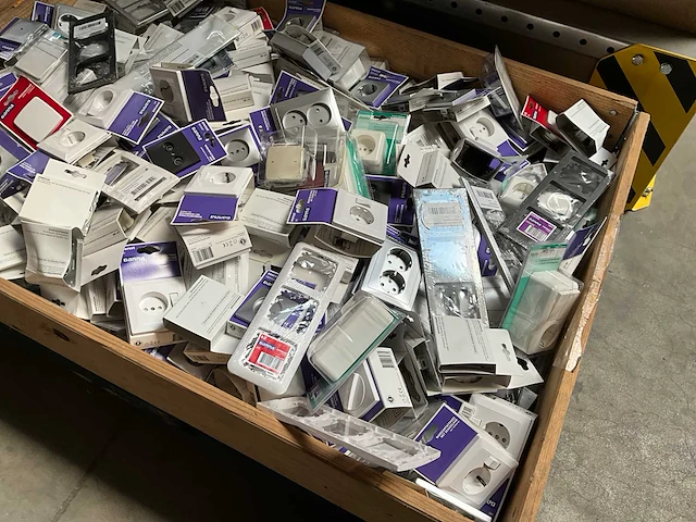 Mix pallet schakelmateriaal - afbeelding 6 van  6