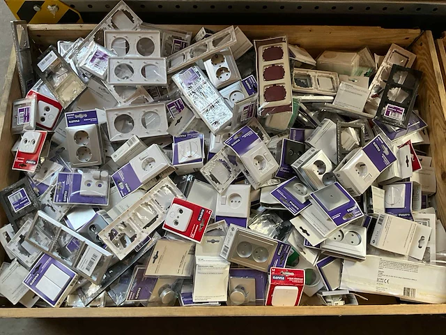 Mix pallet schakelmateriaal - afbeelding 1 van  6