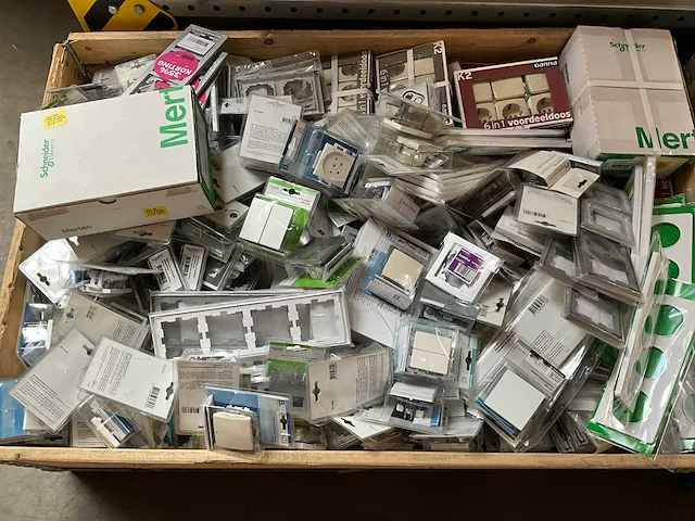 Mix pallet schakelmateriaal - afbeelding 1 van  7
