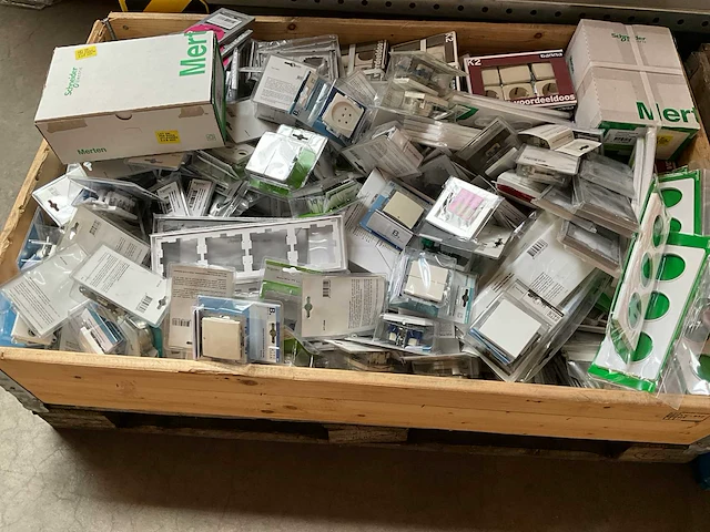 Mix pallet schakelmateriaal - afbeelding 2 van  7