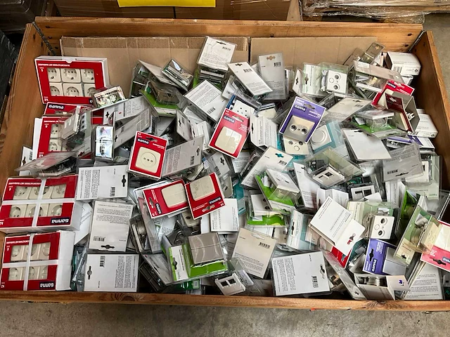 Mix pallet schakelmateriaal - afbeelding 1 van  7