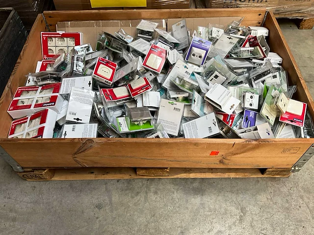 Mix pallet schakelmateriaal - afbeelding 2 van  7