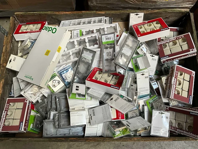 Mix pallet schakelmateriaal - afbeelding 1 van  7