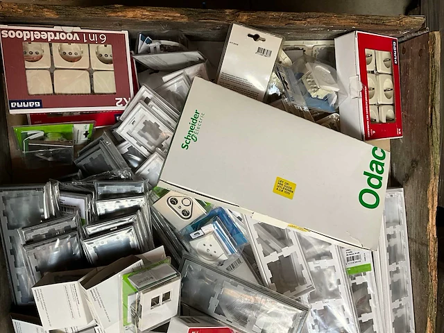 Mix pallet schakelmateriaal - afbeelding 3 van  7
