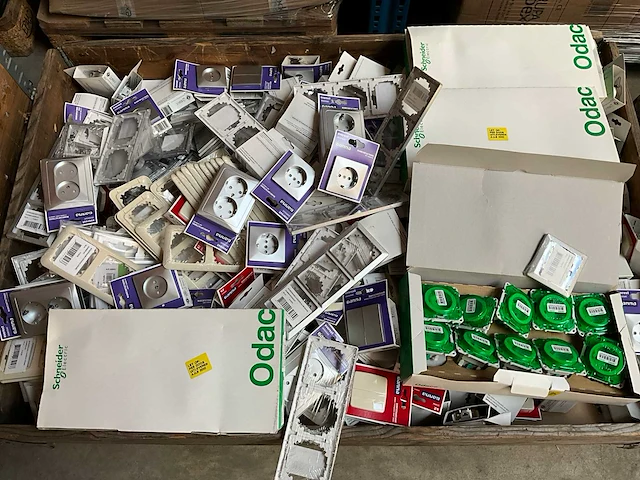 Mix pallet schakelmateriaal - afbeelding 1 van  7
