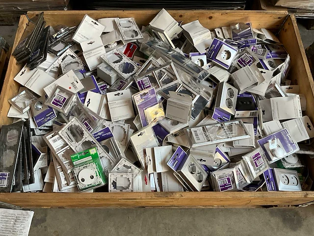 Mix pallet schakelmateriaal - afbeelding 1 van  7