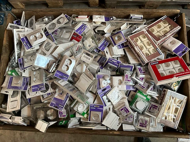 Mix pallet schakelmateriaal - afbeelding 1 van  7