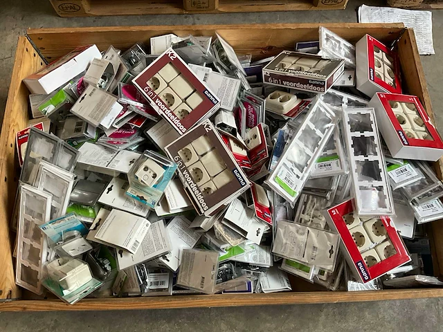 Mix pallet schakelmateriaal - afbeelding 1 van  6