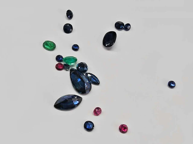 Mixed natural 19 gemstones 3.23 cts - afbeelding 1 van  7