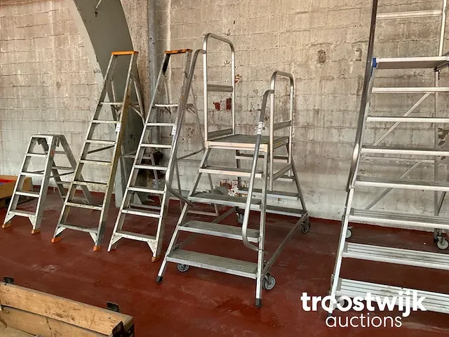Mobiele aluminium magazijntrap - afbeelding 1 van  3