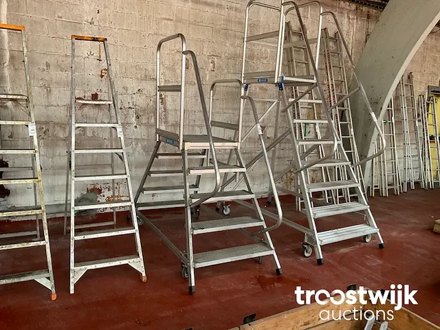 Mobiele aluminium magazijntrap - afbeelding 2 van  3
