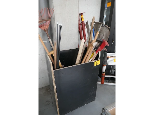 Mobiele bak met tuinmateriaal - afbeelding 1 van  3