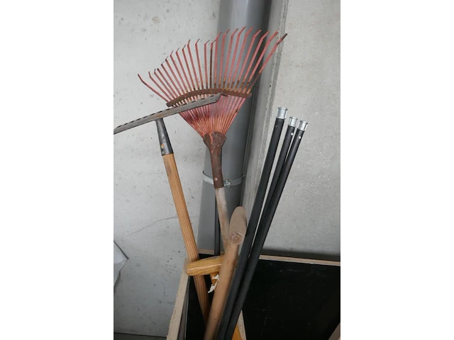 Mobiele bak met tuinmateriaal - afbeelding 2 van  3