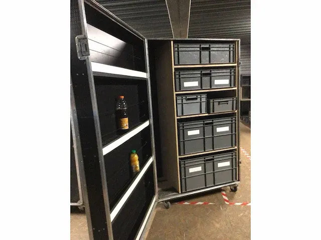 Mobiele keuken flightcase kit - garderobe voorraad planken - afbeelding 1 van  3