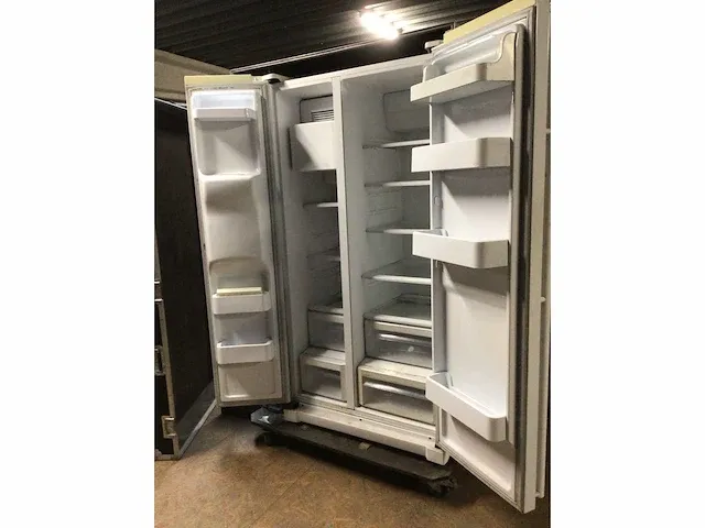 Mobiele keuken flightcase kit - koelkast met vriesvak - amerikaanse koelkast - water- en ijsdispenser - afbeelding 2 van  4