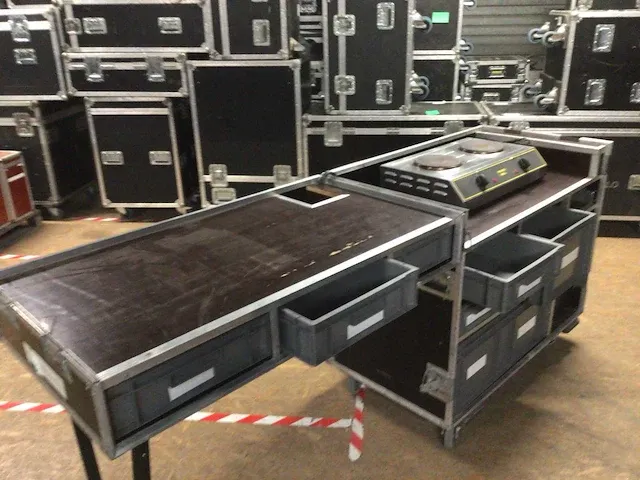 Mobiele keuken flightcase kit - kookwerkblad met kookplaat pro opberglades - tafeldeksel - afbeelding 2 van  4