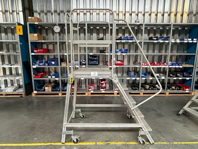 Mobiele ladder met platform - afbeelding 1 van  5