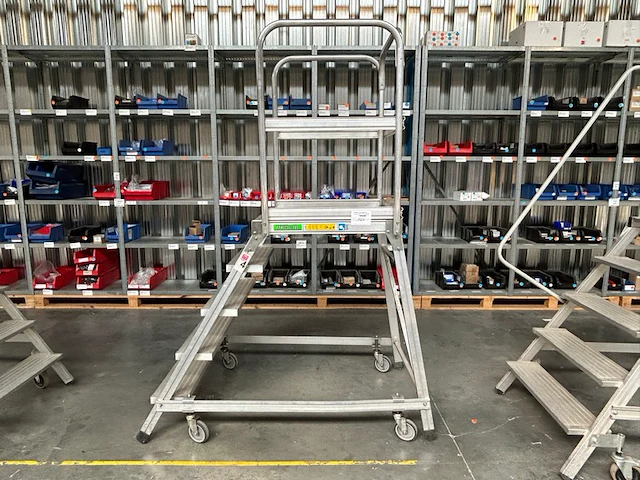 Mobiele ladder met platform - afbeelding 1 van  5