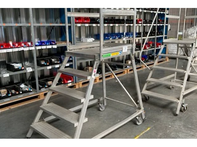 Mobiele ladder met platform - afbeelding 2 van  5