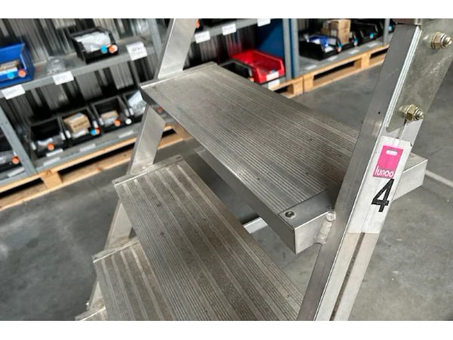 Mobiele ladder met platform - afbeelding 4 van  5