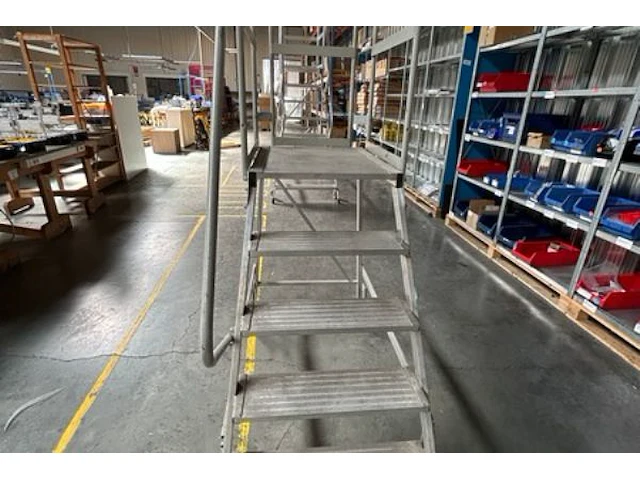 Mobiele ladder met platform - afbeelding 2 van  5