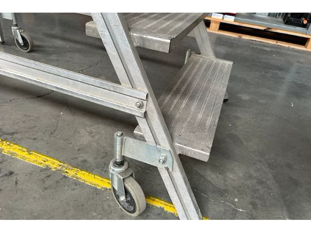Mobiele ladder met platform - afbeelding 3 van  5