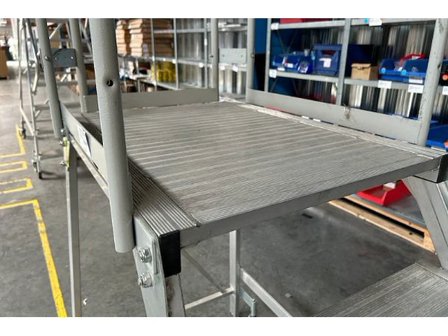 Mobiele ladder met platform - afbeelding 4 van  5