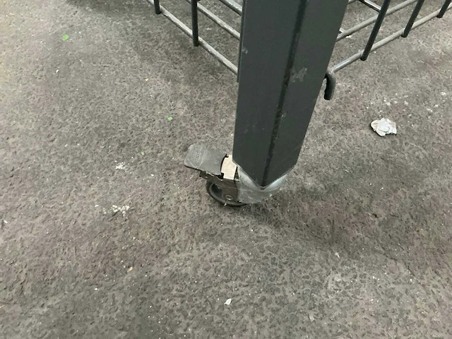 Mobiele metalen draadmand - afbeelding 3 van  3