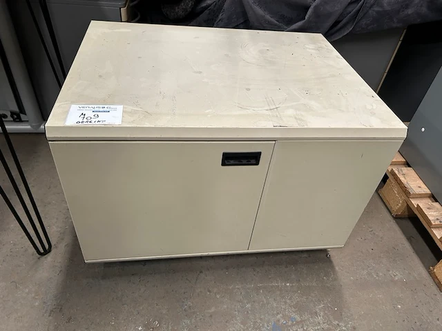 Mobiele metalen kast - afbeelding 1 van  3