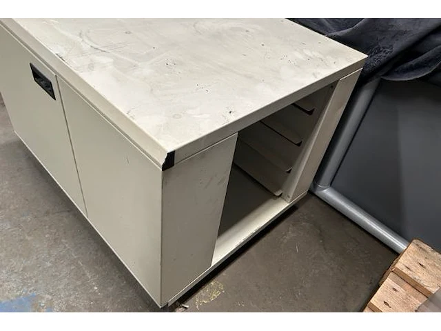 Mobiele metalen kast - afbeelding 2 van  3