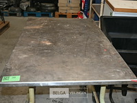 Mobiele metalen tafel - afbeelding 4 van  5