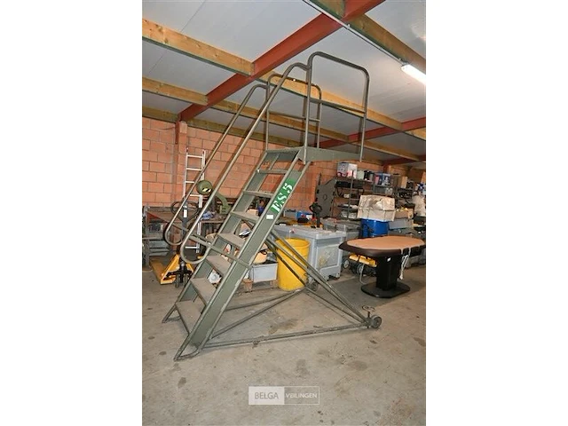 Mobiele metalen trap - afbeelding 1 van  6