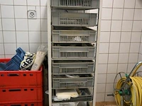 Mobiele rek met 10 plastiek bakken - afbeelding 1 van  3