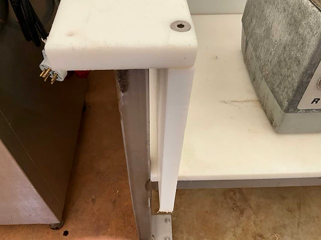Mobiele rvs werktafel - afbeelding 2 van  3