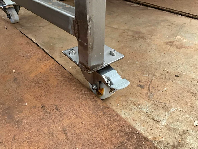 Mobiele rvs werktafel - afbeelding 3 van  3