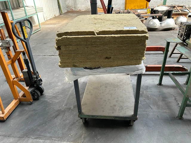 Mobiele tafel met inhoud - afbeelding 1 van  3