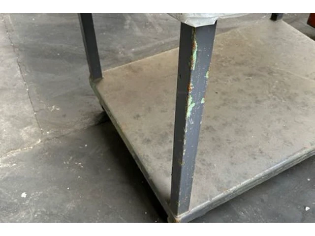 Mobiele tafel met inhoud - afbeelding 3 van  3