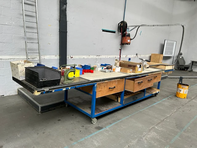 Mobiele werktafel en inhoud - afbeelding 1 van  10