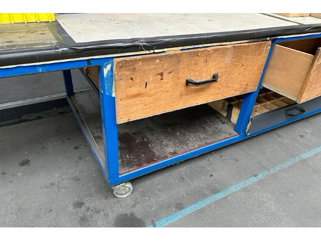 Mobiele werktafel en inhoud - afbeelding 3 van  10