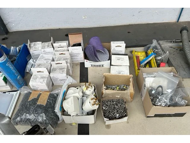 Mobiele werktafel en inhoud - afbeelding 8 van  10
