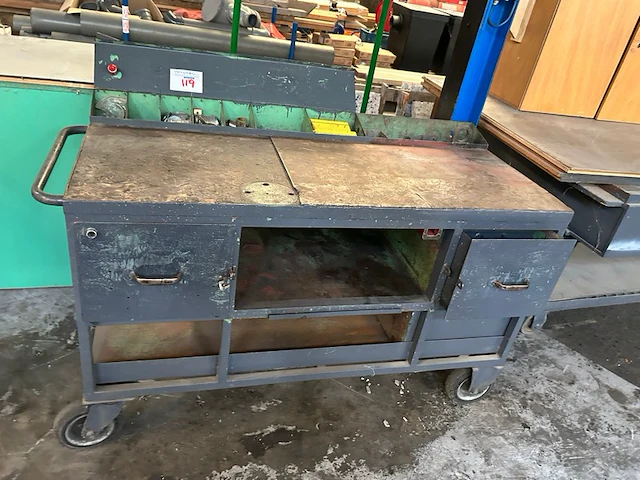 Mobiele werktafel met inhoud - afbeelding 1 van  6