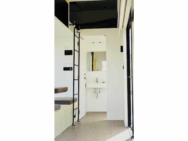 Modern "closet concept" tiny house - afbeelding 5 van  19