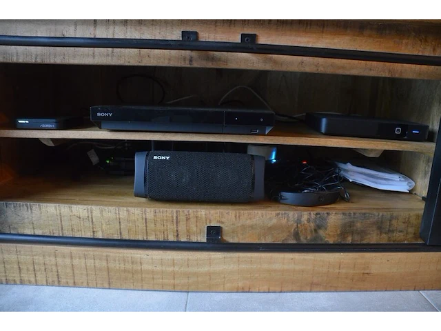 Modern houten tv meubel afm. 200x45x51 met 2 schuifdeuren 4 laden, bluetooth speaker sony srs-xb33, blu-ray speler sony , partij blu-ray films - afbeelding 2 van  6