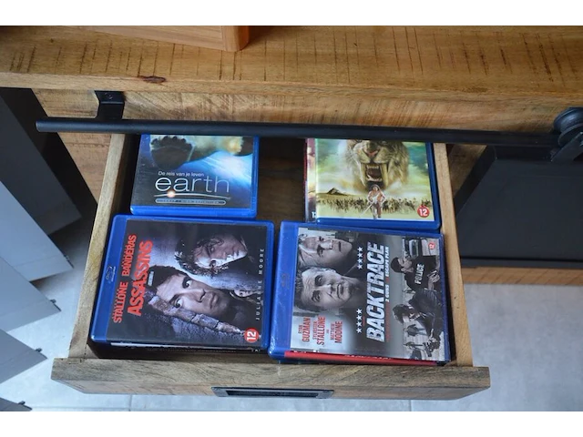 Modern houten tv meubel afm. 200x45x51 met 2 schuifdeuren 4 laden, bluetooth speaker sony srs-xb33, blu-ray speler sony , partij blu-ray films - afbeelding 3 van  6