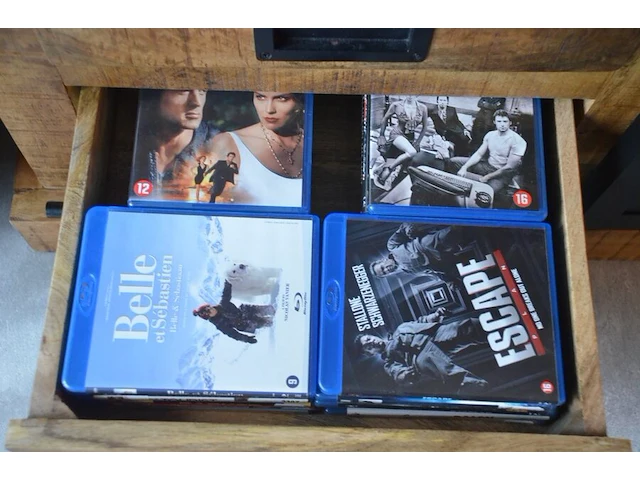Modern houten tv meubel afm. 200x45x51 met 2 schuifdeuren 4 laden, bluetooth speaker sony srs-xb33, blu-ray speler sony , partij blu-ray films - afbeelding 4 van  6
