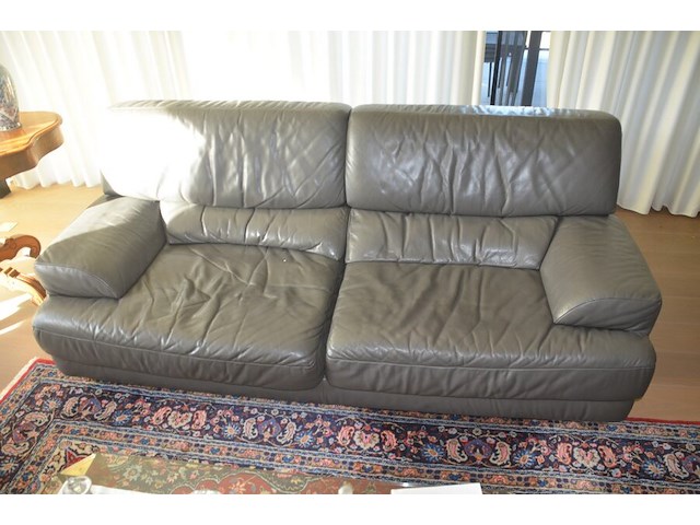 Moderne grijs lederen salon bestaande uit 3-2-1 zit, moderne rechthoekig glazen salontafel - afbeelding 2 van  14