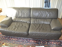 Moderne grijs lederen salon bestaande uit 3-2-1 zit, moderne rechthoekig glazen salontafel - afbeelding 2 van  14