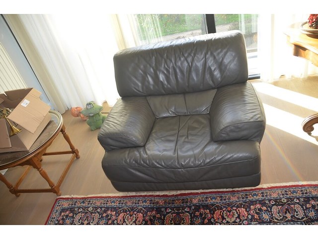 Moderne grijs lederen salon bestaande uit 3-2-1 zit, moderne rechthoekig glazen salontafel - afbeelding 3 van  14