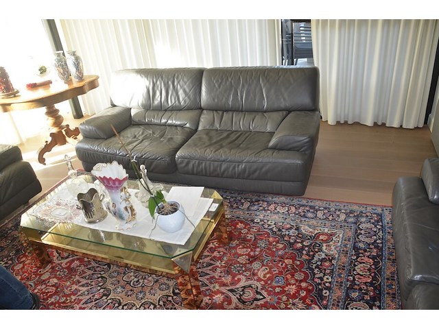 Moderne grijs lederen salon bestaande uit 3-2-1 zit, moderne rechthoekig glazen salontafel - afbeelding 1 van  14